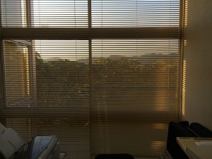 夕陽が差す窓